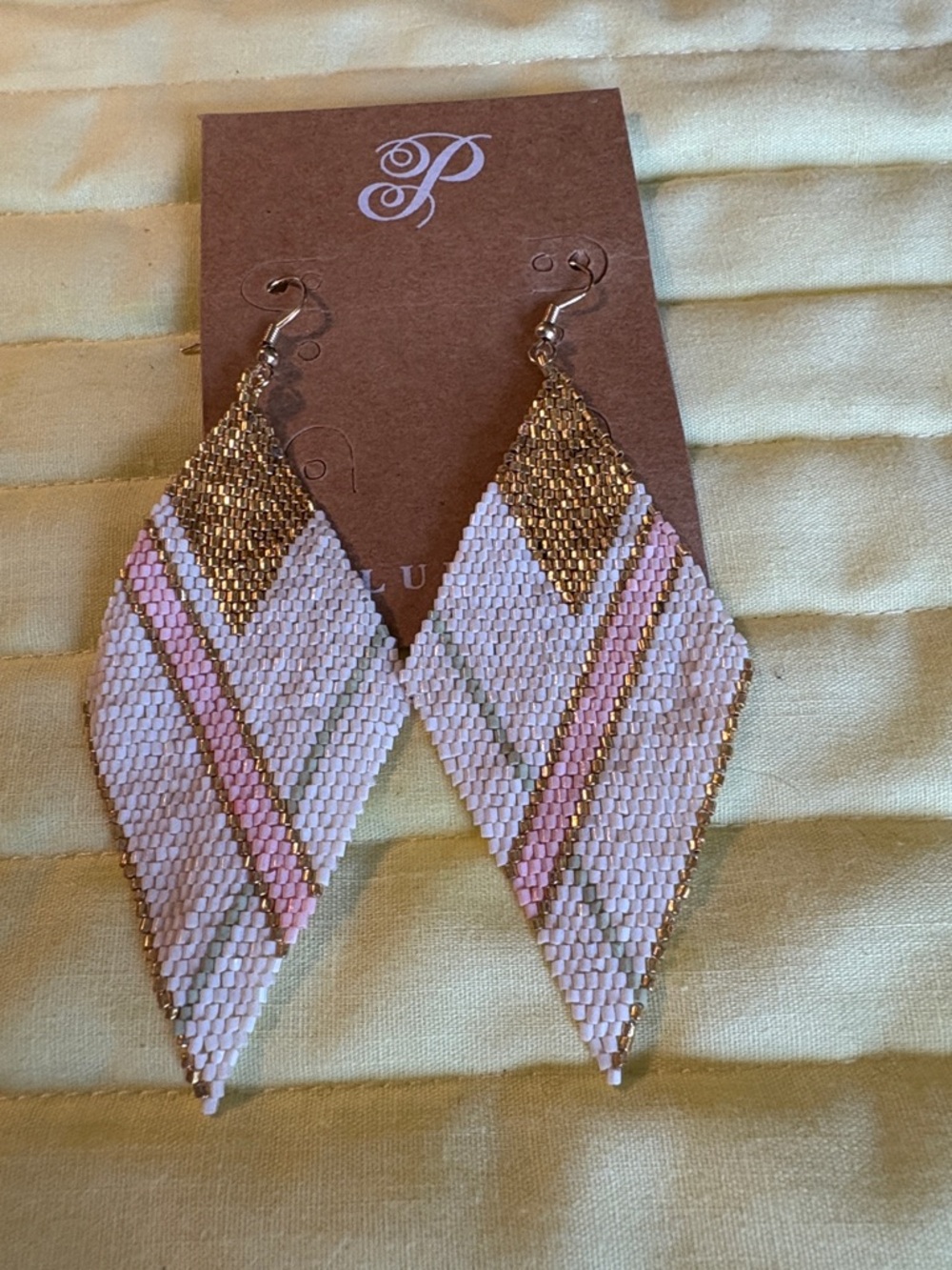 Plunder earrings diagonal pattern white with gold and pink